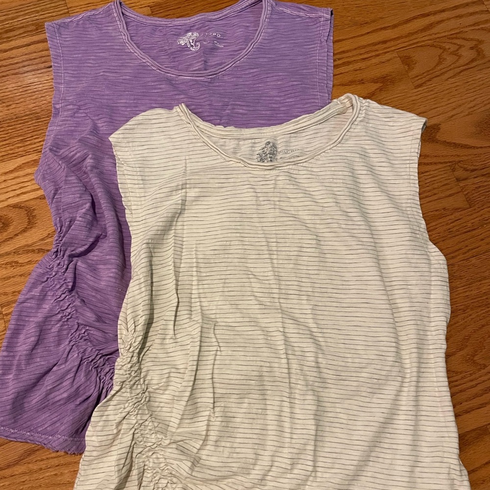 Women’s 2 tank tops sz M